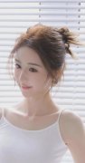 14岁小孩迈开腿让打扑克